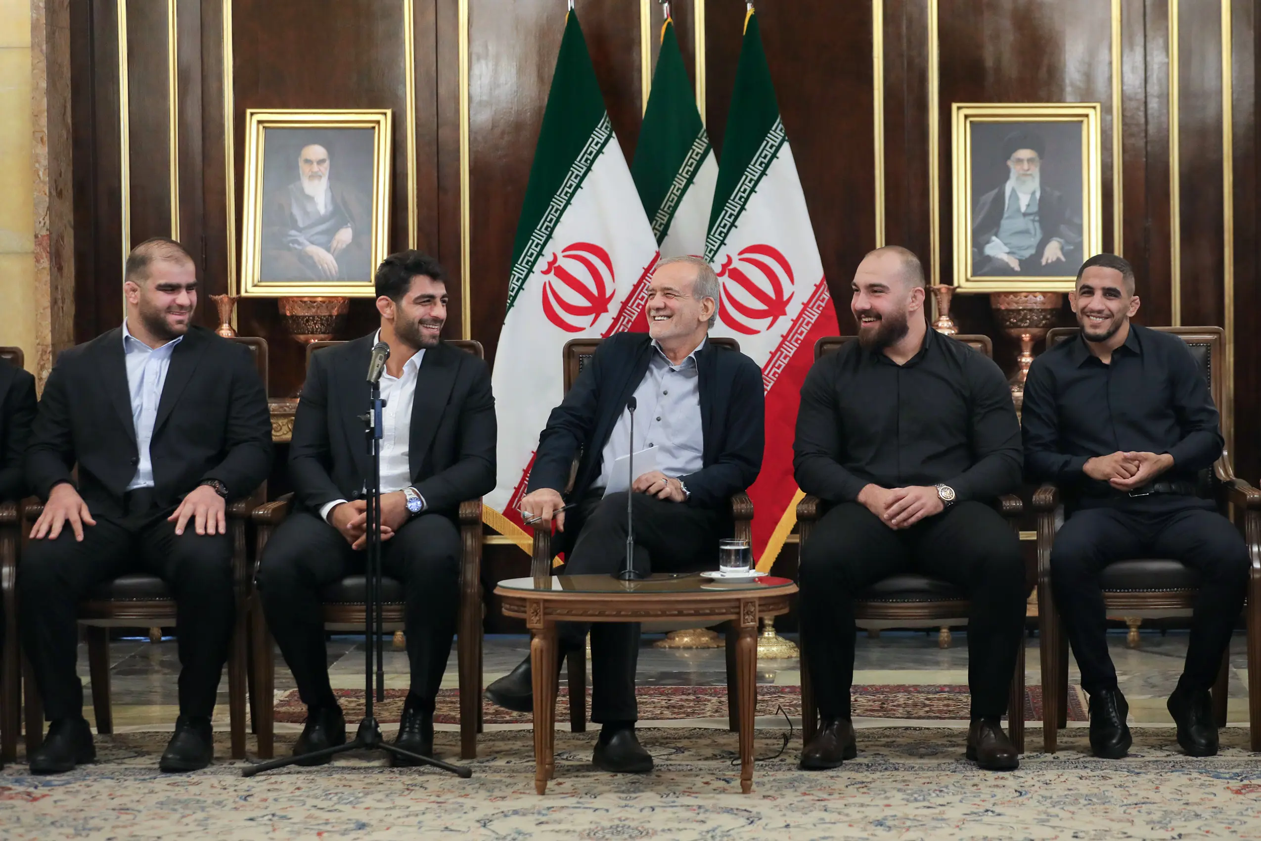 تقدیر رئیس جمهور از مدال آوران کشتی.jpg 2