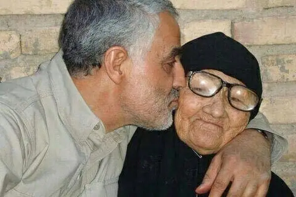 
فیلم: وقتی «حاج قاسم» کف پای مادرش را می‌بوسید

