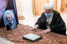 حضور آیت‌الله جنتی بر سر مزار آیت الله مصباح یزدی
