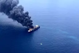 مهار حریق یک کشتی در بندر بوشهر+فیلم