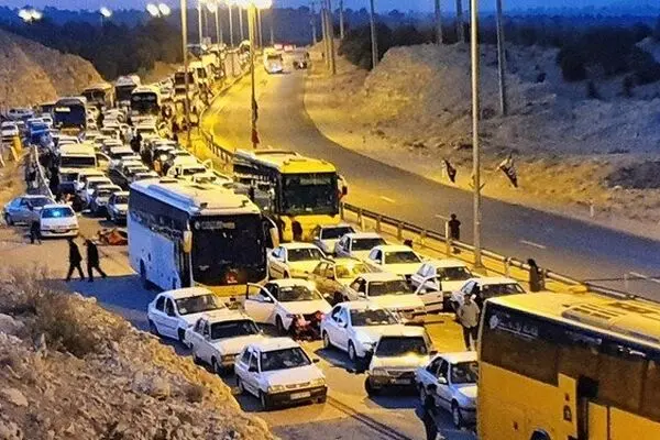 ترافیک سنگین در مسیرهای ایلام و مهران؛ بیش از ۶۰ درصد زائران مرز مهران را انتخاب کردند