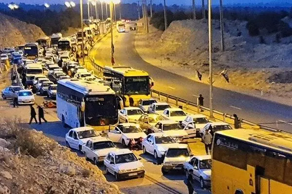 ترافیک سنگین در مسیرهای ایلام و مهران؛ بیش از ۶۰ درصد زائران مرز مهران را انتخاب کردند