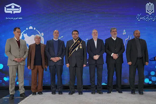 نشان افتخار و حمایل «حامی مدرسه‌سازی ایران» به مدیرعامل بانک ملی اهدا شد
