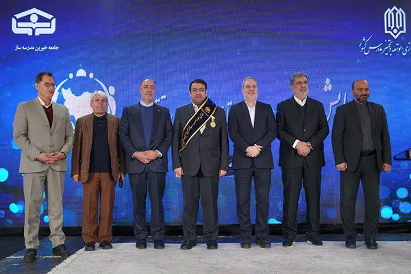 نشان افتخار و حمایل «حامی مدرسه‌سازی ایران» به مدیرعامل بانک ملی اهدا شد