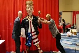 سازنده مجسمه طلایی ترامپ؛ گوساله سامری نساختم