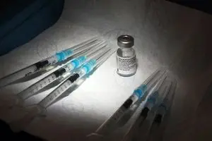 سهمیه‌دزدی، مسئله‌ی واکسیناسیون عمومی