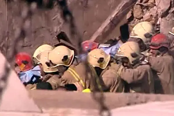 کشف سیزدهمین پیکر شهید آتش نشان از زیر آوار