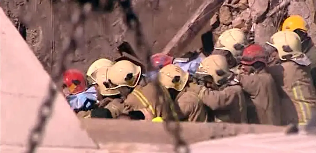 کشف سیزدهمین پیکر شهید آتش نشان از زیر آوار