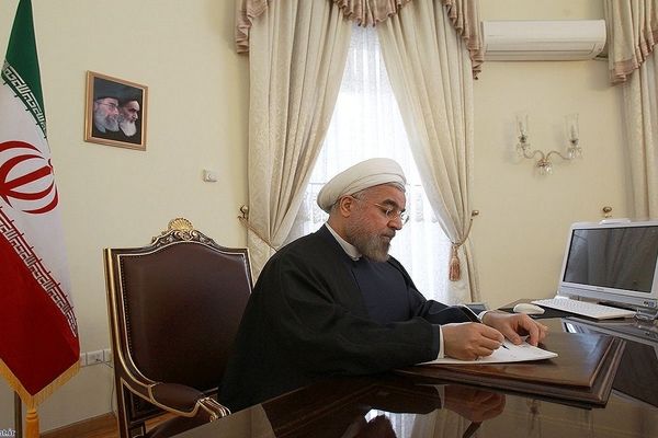 روحانی:در ثبت نام از داوطلبان، قوانین موجود ملاک عمل باشد