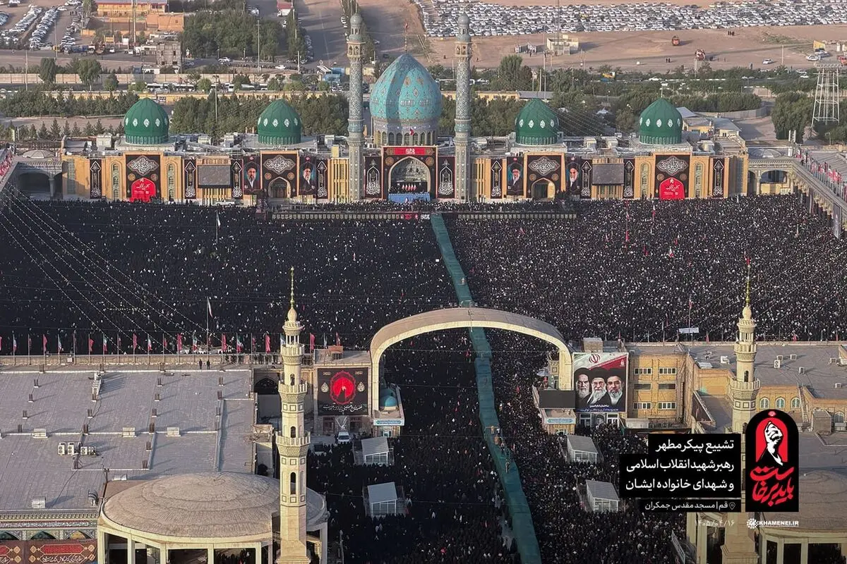 آیت‌الله جوادی‌آملی بر پیکر رهبر شهید در مسجد جمکران اقامه نماز کرد