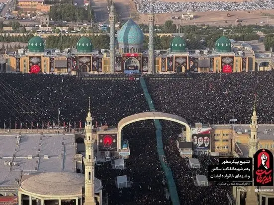 آیت‌الله جوادی‌آملی بر پیکر رهبر شهید در مسجد جمکران اقامه نماز کرد