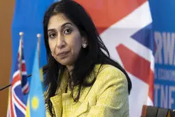 وزیر کشور انگلیس برکنار، وزیر خارجه جایگزین او شد