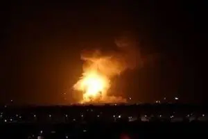 حمله هوایی آمریکا به منزل مسکونی در قشم؛ جست‌وجوی ۳ نفر زیر آوار ادامه دارد
