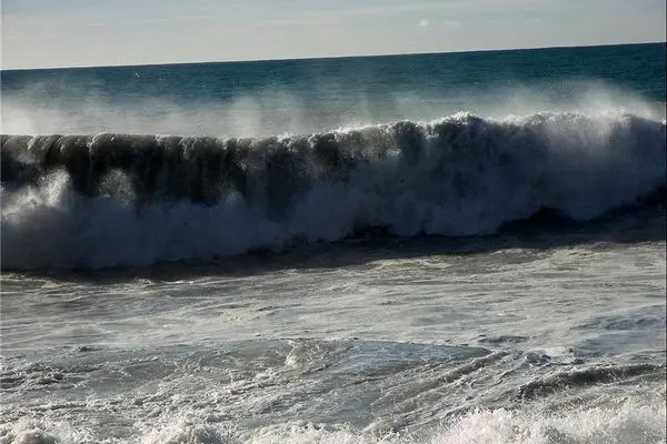 هشدار نارنجی دریایی هواشناسی؛ افزایش باد و ارتفاع امواج در تنگه هرمز و دریای عمان