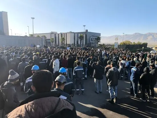 تجمع کارگران فولاد پاسارگاد کوار مقابل کارخانه