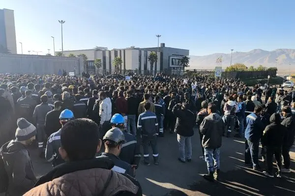 تجمع کارگران فولاد پاسارگاد کوار مقابل کارخانه