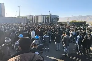 تجمع کارگران فولاد پاسارگاد کوار مقابل کارخانه