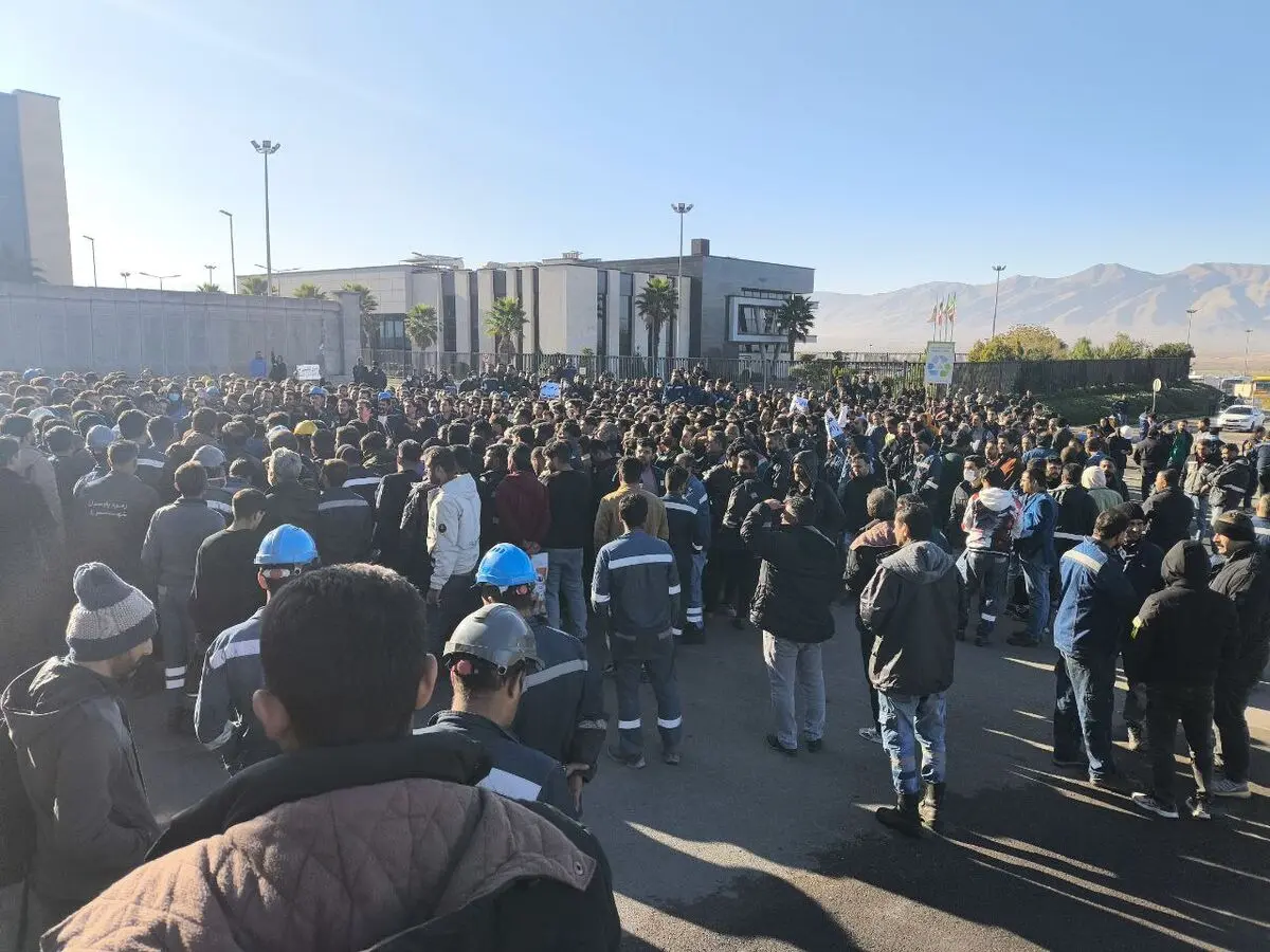 تجمع کارگران فولاد پاسارگاد کوار مقابل کارخانه
