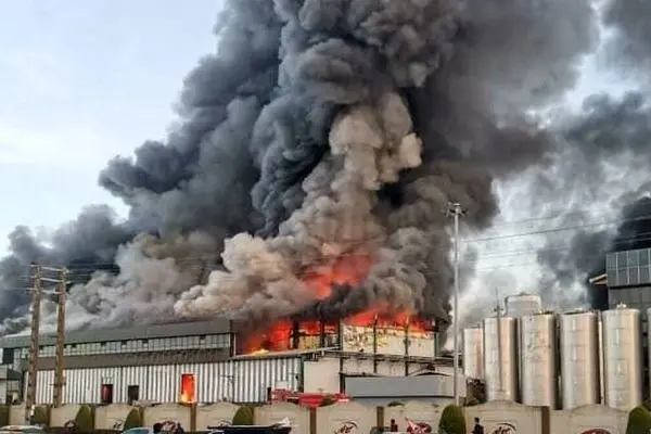آتش‌سوزی گسترده در کارخانه کاله آمل؛ حریق ادامه دارد