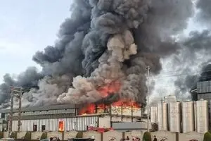 آتش‌سوزی گسترده در کارخانه کاله آمل؛ حریق ادامه دارد