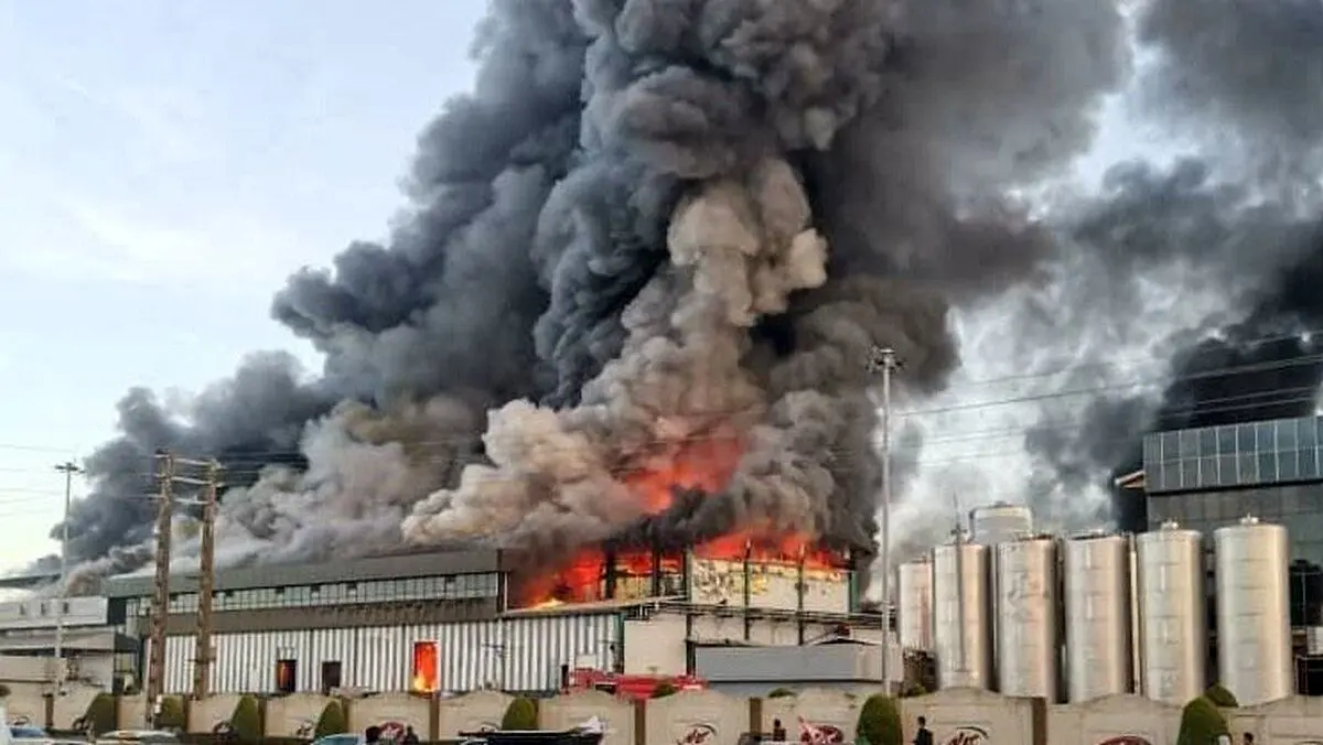 آتش‌سوزی گسترده در کارخانه کاله آمل؛ حریق ادامه دارد