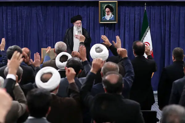 ملت با جهتگیریهای گوناگون سیاسی و وزن متفاوت مذهبی پای ایران عزیز ایستاد