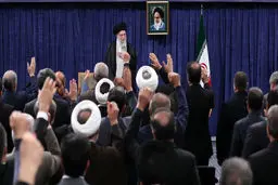 ملت با جهت‌گیری‌های گوناگون سیاسی و وزن متفاوت مذهبی پای ایران عزیز ایستاد