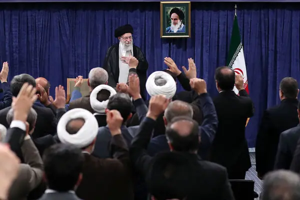 ملت با جهت‌گیری‌های گوناگون سیاسی و وزن متفاوت مذهبی پای ایران عزیز ایستاد