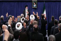 ملت با جهت‌گیری‌های گوناگون سیاسی و وزن متفاوت مذهبی پای ایران عزیز ایستاد