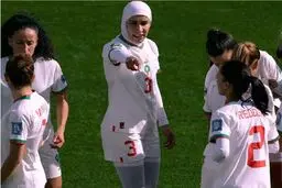یک زن با حجاب تاریخ‌ساز فوتبالِ جهان شد