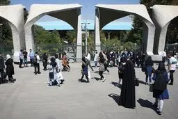 تصمیم‌گیری درباره ادامه فعالیت اساتید مدعو یا قطع همکاری با آنها سیاسی نیست