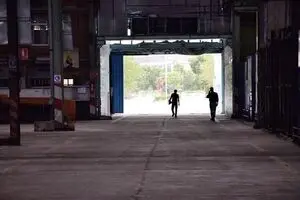 قطار کارخانه‌های خلع ید شده در ریل وارونه