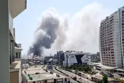 آتش‌سوزی انبار یک مجتمع تجاری در منطقه آزاد انزلی+فیلم