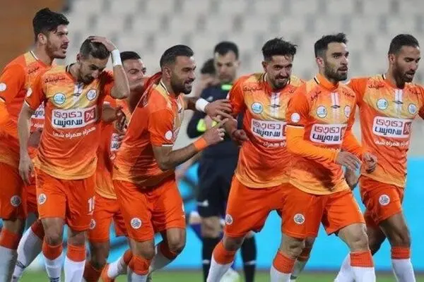 استقلال در آزادی یخ کرد