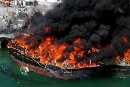 آتش‌سوزی ۱۰ فروند شناور در اسکله جوادالائمه شهرستان پارسیان