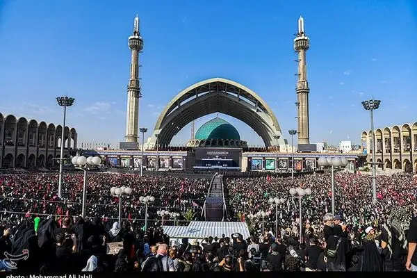 حضور میلیونی مردم در مراسم وداع با رهبر شهید انقلاب در مصلای تهران
