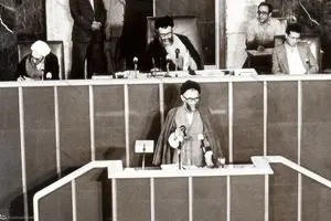 خانه از پای بست ویران نیست