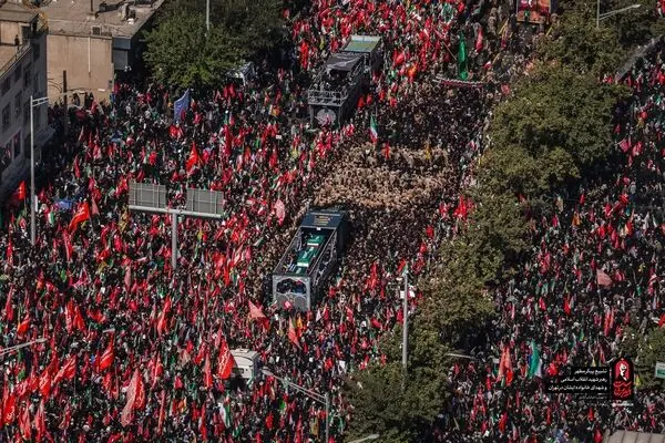 وداع باشکوه تهران با رهبر شهید؛ آغاز مراسم تشییع با حضور گسترده مردم