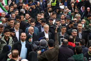 حضور پزشکیان در راهپیمایی باشکوه 22 بهمن 1404