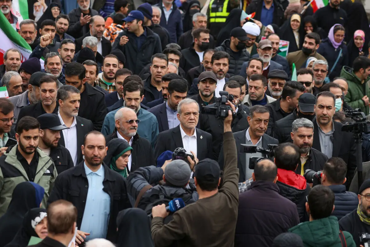 حضور پزشکیان در راهپیمایی باشکوه 22 بهمن 1404
