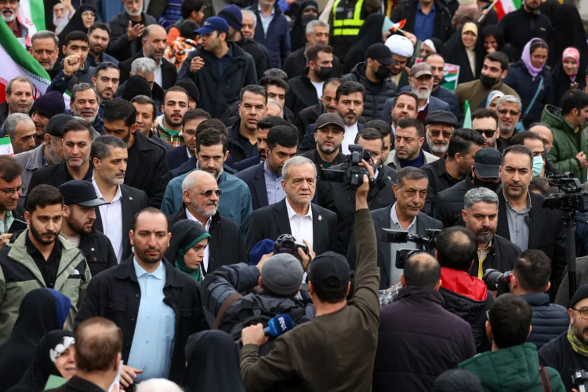 حضور پزشکیان در راهپیمایی باشکوه 22 بهمن 1404