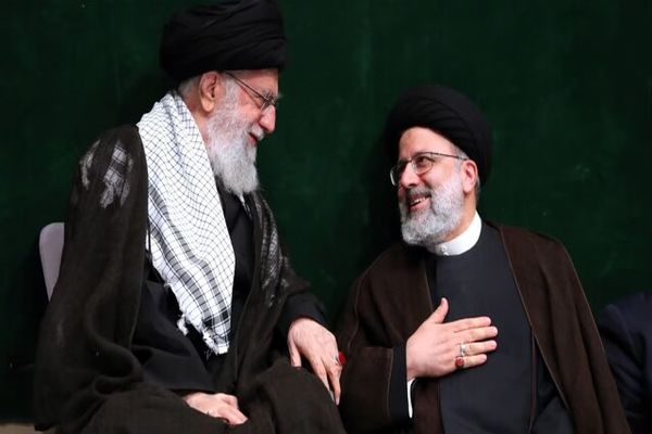رهبر انقلاب بر پیکر رییس جمهور شهید و همراهانش نماز می‌خوانند