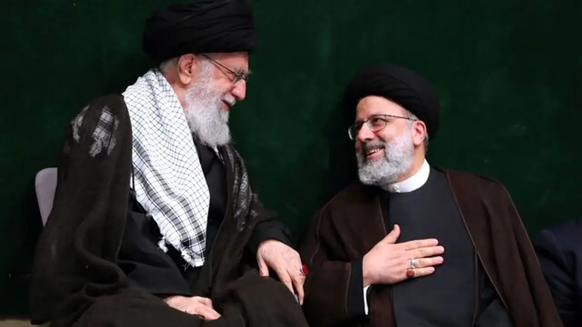 رهبر انقلاب بر پیکر رییس جمهور شهید و همراهانش نماز می‌خوانند