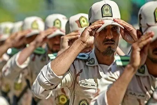 موافقت رهبر انقلاب با بخشش اضافه خدمت سربازان 