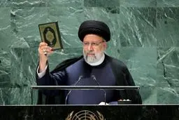 شهید رئیسی میهمان برنامه محفل شد