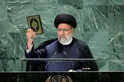 شهید رئیسی میهمان برنامه محفل شد