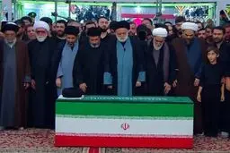 فیلم کامل؛ نماز آیت‌الله سیدمصطفی حسینی خامنه‌ای بر پیکر رهبر شهید در حرم رضوی