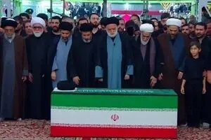 فیلم کامل؛ نماز آیت‌الله سیدمصطفی حسینی خامنه‌ای بر پیکر رهبر شهید در حرم رضوی