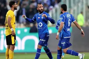 نیم‌نگاه هواداران پرسپولیس به موفقیت استقلال در اصفهان