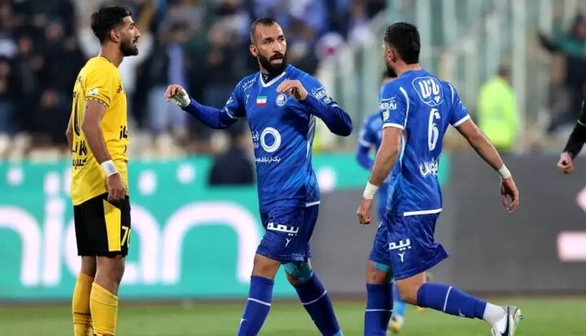 نیم‌نگاه هواداران پرسپولیس به موفقیت استقلال در اصفهان